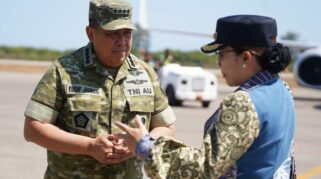 Menteri Pertahanan Republik Indonesia Sjafrie Sjamsoeddin mendarat dalam rangka kunjungan kerja di Bandara Lede Kalumbang, Kabupaten Sumba Barat Daya, Jumat (16/10/2026).