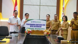 Penandatanganan Perjanjian Kerja Sama (PKS) Layanan Terintegrasi Penerbitan Akta Catatan Sipil, Pemanfaatan NIK, dan Dokumen Adminduk melalui Kanal "Sang Ratu" tersebut dipimpin langsung oleh Bupati Sumba Barat Daya, Ratu Ngadu Bonnu Wulla, S.T., di Ruang Rapat Bupati Sumba Barat Daya, Tambolaka, Senin (12/10/2026).