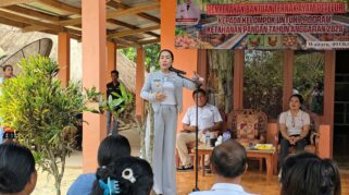 Penyerahan bantuan secara simbolis ini dihadiri oleh Kepala Dinas Perumahan dan Kawasan Permukiman Kabupaten SBD, Sekretaris Dinas Peternakan dan Kesehatan Hewan, Camat Kodi Utara, Kepala Desa Waitaru, para koordinator dan penyuluh pertanian/peternakan wilayah Kodi Utara, tokoh agama, tokoh masyarakat, serta seluruh pengurus dan anggota kelompok penerima manfaat.