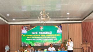 Rapat koordinasi lintas sektor ini dihadiri oleh jajaran pimpinan Forum Koordinasi Pimpinan Daerah (Forkopimda), di antaranya Kapolres Sumba Barat Daya, Dandim 1629/SBD, Sekretaris Daerah SBD, para pimpinan Organisasi Perangkat Daerah (OPD), para camat, kepala desa, kepala tim kerja beserta tim penyuluh, dan seluruh koordinator penyuluh pertanian se-Kabupaten SBD