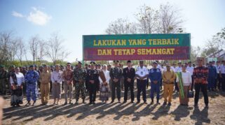 Upacara peringatan tersebut dihadiri langsung oleh Wakil Bupati Sumba Barat Daya Dominikus Alphawan Rangga Kaka, S.P., serta jajaran Forum Koordinasi Pimpinan Daerah (Forkopimda). Bertindak sebagai inspektur upacara yakni Komandan Kodim (Dandim) 1629/SBD Letkol Inf Yoyok Widianto, S.Pd., M.Pd.