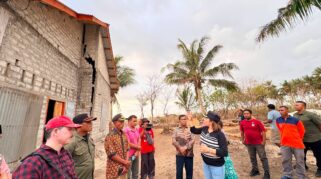 Guna memastikan penanganan darurat berjalan sigap dan tepat sasaran, Bupati Sumba Barat Daya, Ratu Ngadu Bonnu Wulla, S.T., turun langsung menyisir wilayah terdampak gempa bumi berkekuatan Magnitudo 6,1 yang mengguncang Sumba Barat Daya pada Minggu (4/10/2026) pagi pukul 06.55 WITA (05.55 WIB).