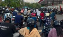 Warga Sumba Barat Daya Sedang Antri BBM di SPBU Taworara