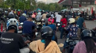 Warga Sumba Barat Daya Sedang Antri BBM di SPBU Taworara