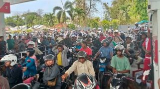 Warga antri BBM di SPBU Radamata