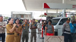 Bupati Sumba Barat Daya, Ratu Ngadu Bonu Wulla, kembali turun langsung ke lapangan untuk menyosialisasikan kebijakan pembatasan pengisian bahan bakar minyak.
