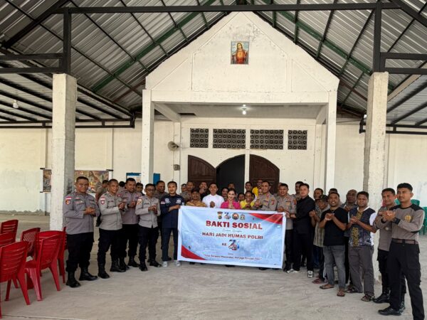Komunitas Katolik Polresta Kupang Bantu Material Pembangunan Gereja HKY Beumopu