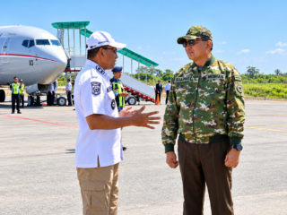 Wagub Johni Asadoma Sambut Menhan Sjafrie, Tinjau Kesiapan Batalyon di Sumba