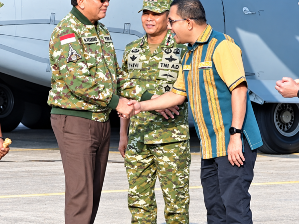 Gubernur Melki Sambut Menhan Sjafrie di Kupang, Perkuat Sinergi Pertahanan dan Pembangunan NTT